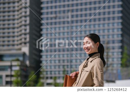 Smiling businesswoman in Marunouchi Smiling businesswoman in Marunouchi 125268412
