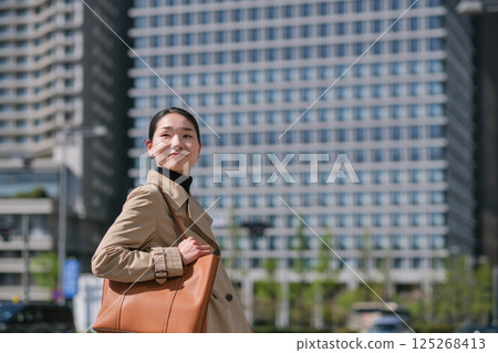 Smiling businesswoman in Marunouchi Smiling businesswoman in Marunouchi 125268413
