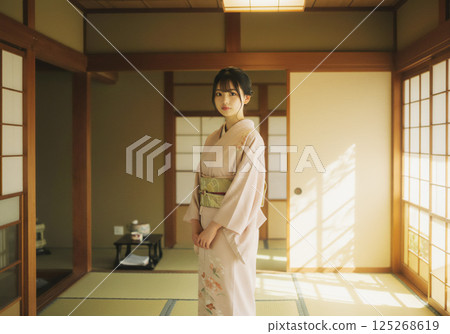 Women's portrait in kimono Women's portrait in kimono 125268619