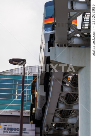 多摩單軌電車貫穿多摩地區的郊區。 125268989