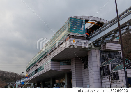 多摩單軌電車貫穿多摩地區的郊區。 多摩單軌電車貫穿多摩地區的郊區。 125269000