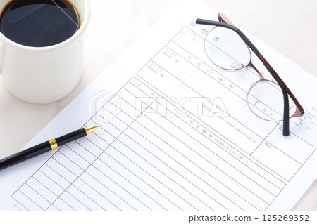 Creating a resume for job hunting while drinking coffee 125269352