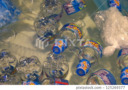 夏季節日期間，冰箱裡的涼爽飲用水 125269377