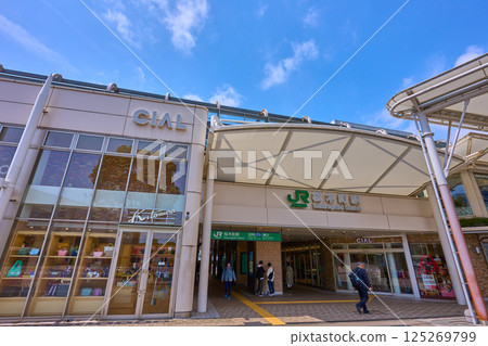 從車站廣場眺望神奈川縣橫濱市中區JR櫻木町站東口 125269799