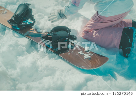 snowboarder, snowboard, snowboarding 125270146