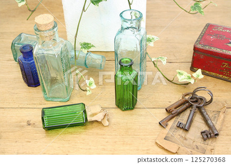 彩色古董瓶的靜物 彩色古董瓶的靜物 125270368