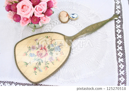 花卉古董手鏡和胸針 125270518