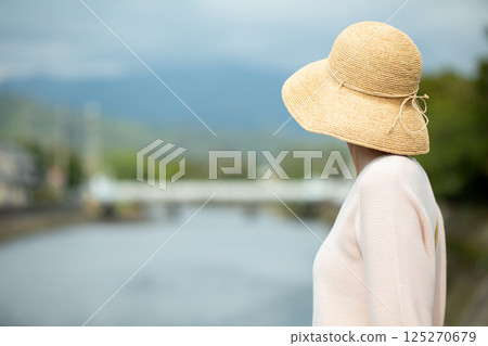 一位中年女性在復古的街道上觀光 125270679