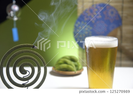 蚊香和啤酒營造出夏日氛圍 125270989