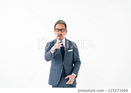 西裝革履的男人、商務人士、權力騷擾 125271089