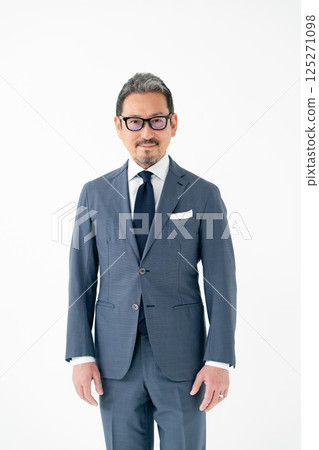 西裝革履的男士 125271098