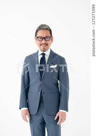 西裝革履的男士 125271099