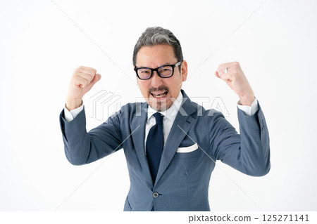 西裝革履、做生意、揮拳的男人 125271141
