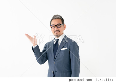 穿著西裝、做生意、揮舞雙手的男人 125271155