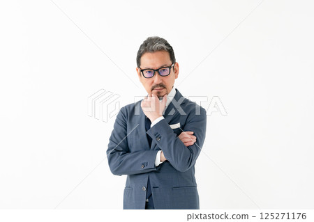 穿西裝、做生意、思考的男人 125271176