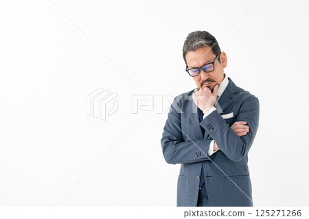 西裝革履的男人，生意興隆，憂心忡忡 125271266
