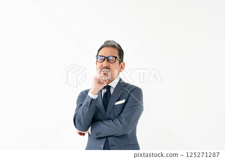 西裝革履的男人，生意興隆，憂心忡忡 125271287