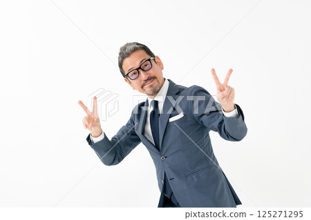 西裝革履、生意興隆、愛好和平的男人 125271295