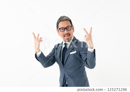 西裝革履、生意興隆、愛好和平的男人 125271296