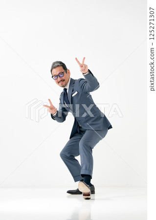 西裝革履、生意興隆、愛好和平的男人 125271307