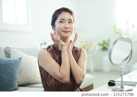 Young lady to skin care 125271786