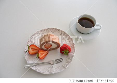 春季草莓捲蛋糕和咖啡茶時間(配有時尚的白色餐具) 春季草莓捲蛋糕和咖啡茶時間(配有時尚的白色餐具) 125271890