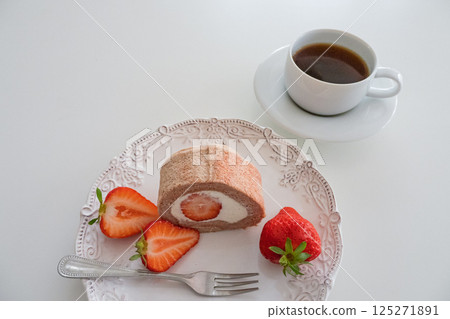 春季草莓捲蛋糕和咖啡茶時間（配有時尚的白色餐具） 125271891