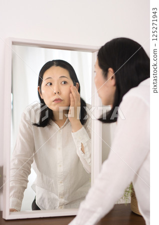 擔心老人斑和細紋的中年女性 125271943