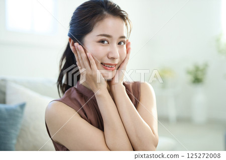 年輕的女士去護膚 125272008