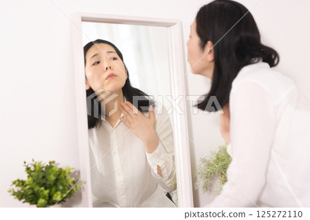 擔心老人斑和細紋的中年女性 125272110