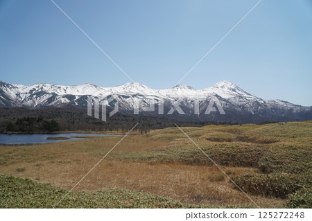 從知床五湖眺望白雪皚皚的知床山脈和藍天 125272248