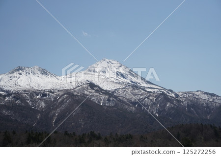 從知床五湖眺望白雪皚皚的知床山脈和藍天 125272256