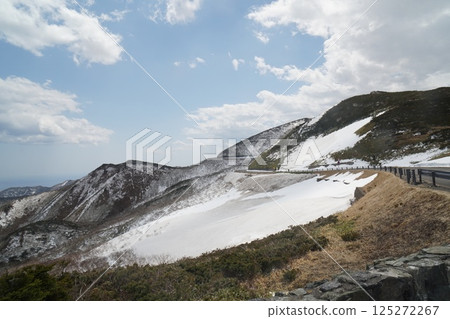 Snow-covered mountain scenery seen from Shiretoko Pass 125272267