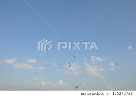 Flying balloon 125273728