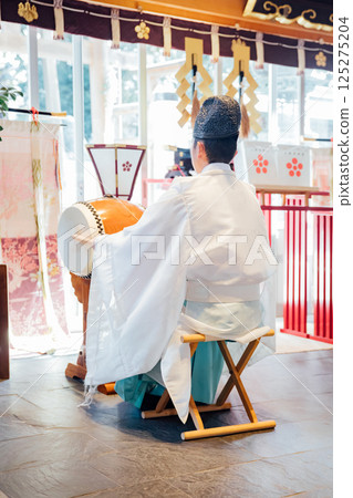 在神社祈禱 在神社祈禱 125275204