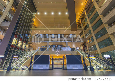 清晨大阪站2樓中央北口中庭廣場 125275540