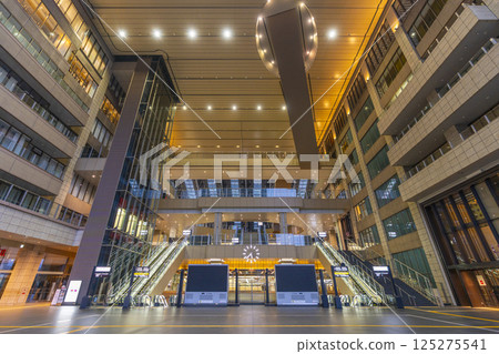 清晨大阪站2樓中央北口中庭廣場 125275541