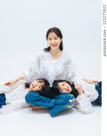 Mother and daughter portrait 125275822