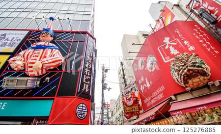 Popular spot in Dotonbori, shopping district, Osaka city 125276885