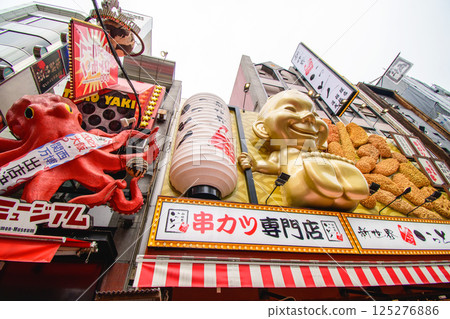 Popular spot in Dotonbori, shopping district, Osaka city Popular spot in Dotonbori, shopping district, Osaka city 125276886