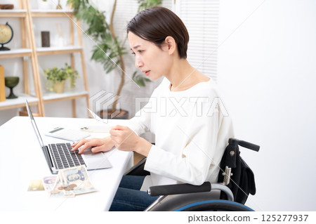 坐輪椅的女人，金錢，存摺，煩惱 125277937