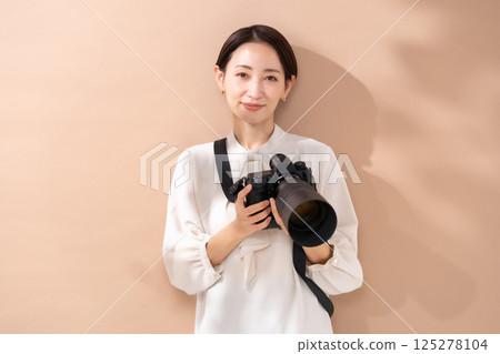 Woman beige bag camera Woman beige bag camera 125278104