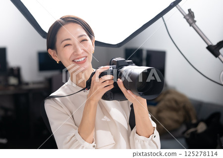 Female photographer shooting camera Female photographer shooting camera 125278114