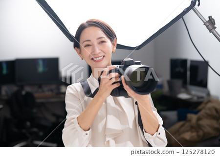 女攝影師拍攝相機 125278120