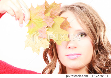 Fashion autumnal girl with maple leaves in hand 125278381