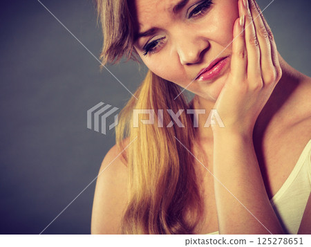 Woman suffering from tooth pain 125278651