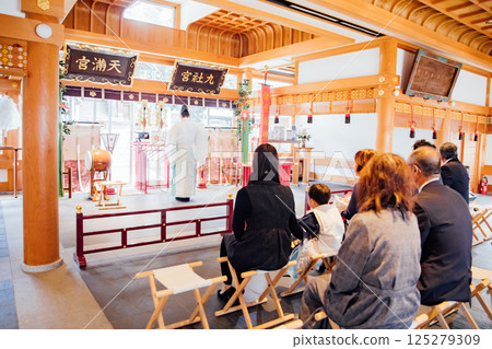 <Shichi-Go-San> Praying at the shrine 125279309