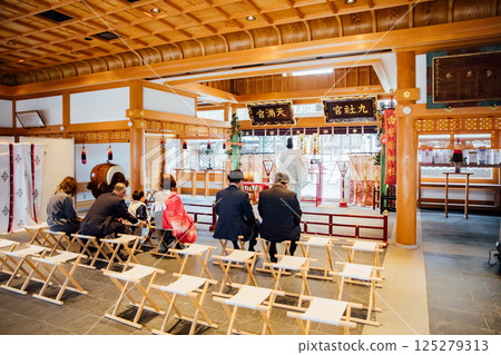 <Shichi-Go-San> Praying at the shrine <Shichi-Go-San> Praying at the shrine 125279313