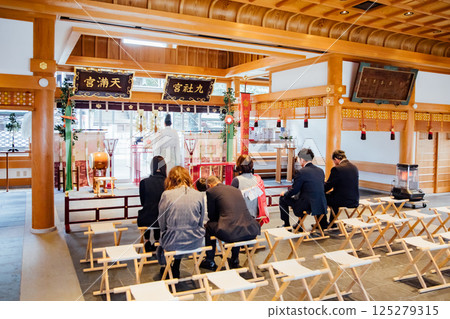 <Shichi-Go-San> Praying at the shrine 125279315