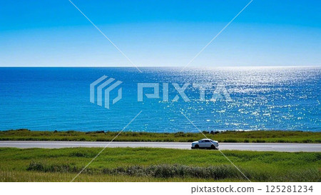 汽車沿著海邊行駛 汽車沿著海邊行駛 125281234